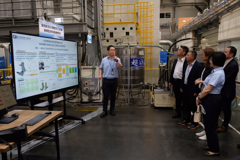 漢翔岡山廠升級5G專網  數位部參訪 數位發展部參觀漢翔5G機匣加工設備健康監測與暖機 應用。 （漢翔提供） 中央社記者江明晏傳真  113年6月25日 