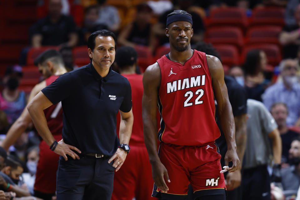 邁阿密熱火總教練Erik Spoelstra（左）和Jimmy Butler（右）率隊踏上NBA Finals舞台。（Photo by Michael Reaves/Getty Images）