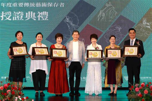 文化部長李永得與6位「109年度重要傳統藝術保存者」合影。（圖／文化部提供）