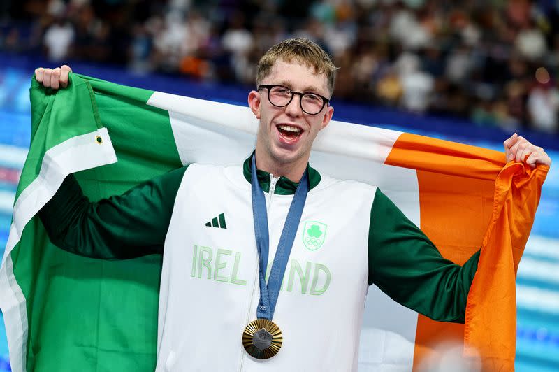 El medallista de oro, el irlandés Daniel Wiffen, celebra tras ganar y establecer un nuevo récord olímpico en los 800 metros libres masculinos durante la Juegos Olímpicos de París en la piscina de La Defense, Naterre, Francia