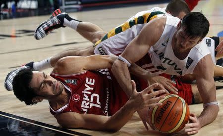 Lithuania's Darius Lavrinovic (R) and Turkey's Kerem Golum chase for a loose ball during their Basketball World Cup quarter-final game in Barcelona September 9, 2014. REUTERS/Gustau Nacarino