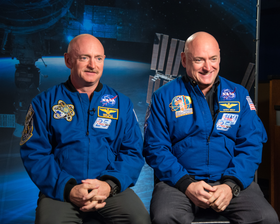 Scott Kelly (izqda.) y su hermano Mark Kelly (dcha.) durante una conferencia de prensa. (Crédito imagen NASA).