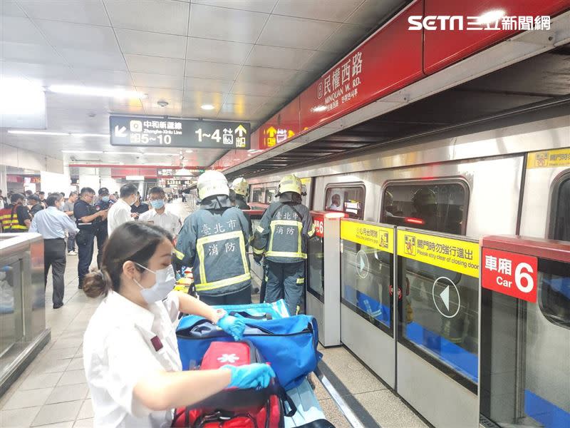 台北捷運民權西路站發生男性旅客翻越月台跳入軌道事件。（圖／翻攝畫面）