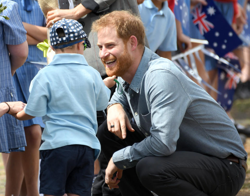 DUBBO, AUSTRALIA - OCTOBER 17:  Prince Harry, Duke of Sussex arrives at Dubbo airport and is greeted by 5 year old Luke Vincent on October 17, 2018 in Dubbo, Australia. The Duke and Duchess of Sussex are on their official 16-day Autumn tour visiting cities in Australia, Fiji, Tonga and New Zealand.  (Photo by Karwai Tang/WireImage)