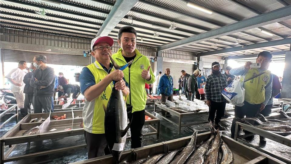 民進黨台東區域立委候選人賴坤成（左）今天力邀演員李㼈（右）到台東富岡漁港。（蔡旻妤攝）