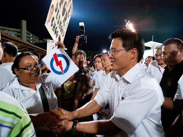 Choo left the stage to shake audiences' hands after the rally ended. (Yahoo! Singapore/ Alvin Ho)