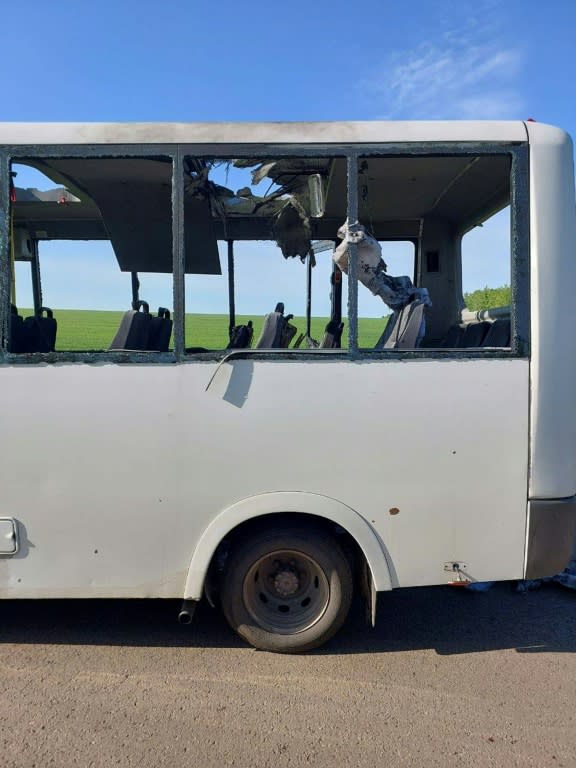 Un autobús supuestamente afectado por los bombardeos en la localidad de Berezovka, en una imagen publicada el 6 de mayo de 2024 en la red Telegram por el gobernador de la región rusa de Bélgorod, Vyacheslav Gladkov (Handout)