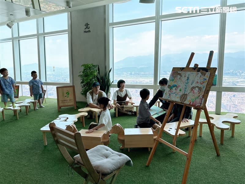 台北101 89樓觀景台雲端上的繪畫比賽。（圖／記者劉沛妘攝影）