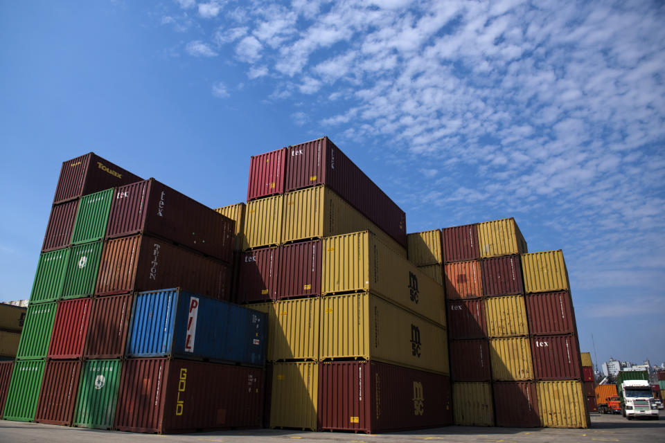 En esta imagen del 19 de septiembre de 2019, contenedores apilados en el puerto de Montevideo, Uruguay. En el puerto de Montevideo solo hay un escáner, operado por funcionarios que solo trabajan en horas de oficina, nunca de noche. Además, la máquina solo se utiliza para comprobar las importaciones. (AP Foto/Matilde Campodonico)