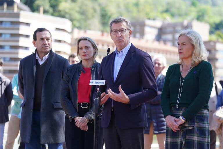 El presidente del PP, Nuñez Feijóo, junto al candidato del PP en el País Vasco, Javier de Andrés