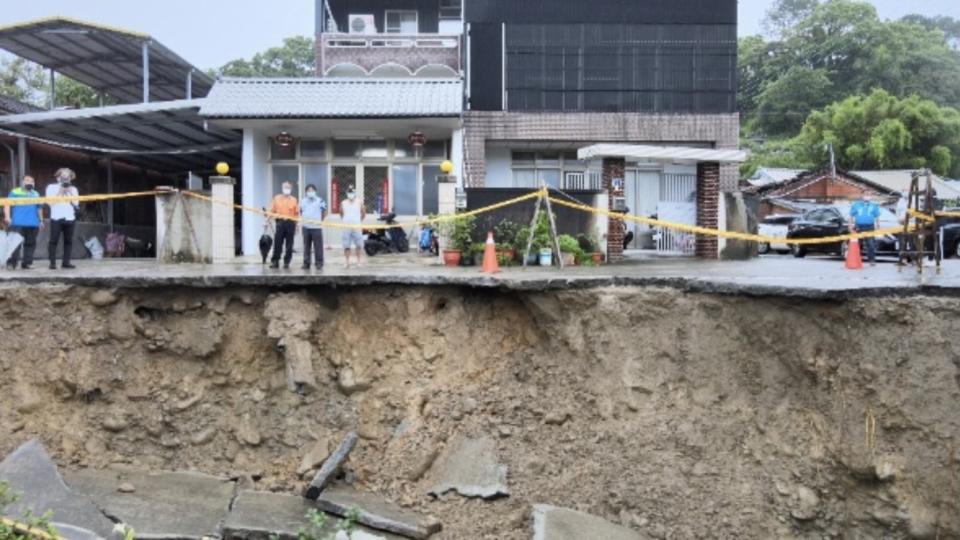 苗栗縣三灣鄉三灣村一處民宅前方空地，23日晚間與24日上午，疑因烟花颱風雨勢影響發生二次坍塌，導致該處3戶、10多人不敢回家，只能寄宿親友家。（中央社/民眾提供）