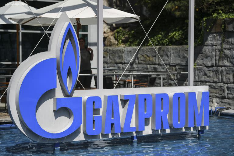 El logo de Gazprom, la todopoderosa empresa de hidrocarburos rusa  