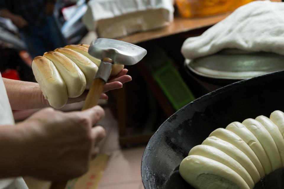 起鍋的饅頭如鍋貼般有金黃焦脆的外皮。