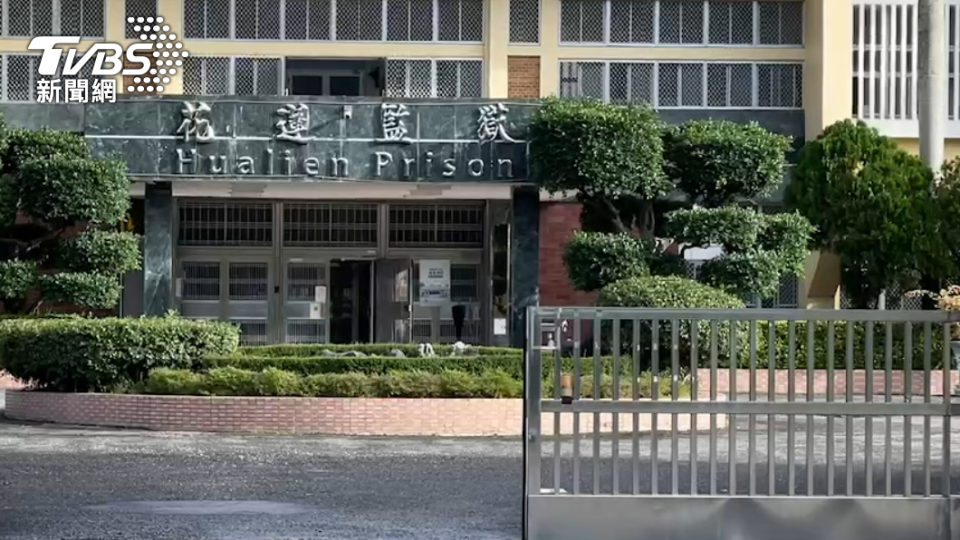 花蓮地檢署大概10時48分，將鈕姓受刑人送過來花蓮監獄。（圖／TVBS）