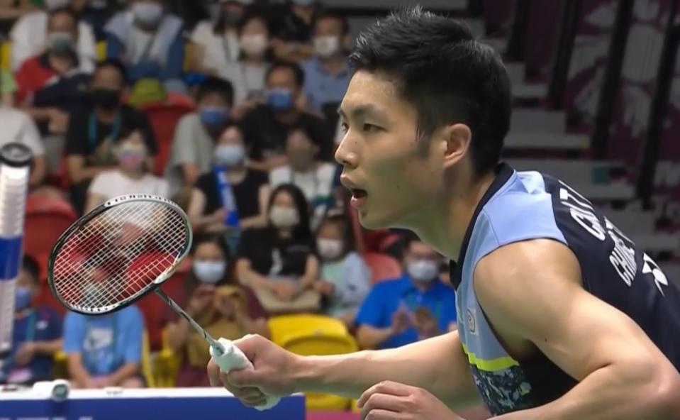 台灣羽球一哥周天成在台北羽球公開賽男單4強爭金牌門票。（截圖直播畫面）