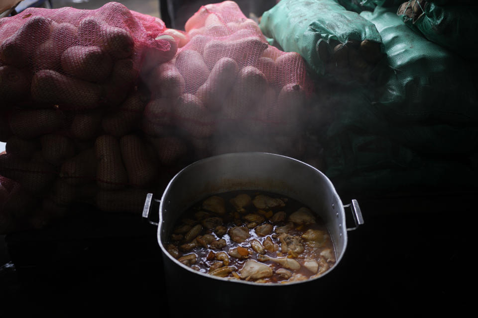ARCHIVO - Se cocina una comida caliente dentro de una olla en un comedor comunitario dirigido por el Movimiento de Trabajadores Excluidos (MTE) en Buenos Aires, Argentina, el miércoles 13 de marzo de 2024. (AP Foto/Natacha Pisarenko, Archivo)