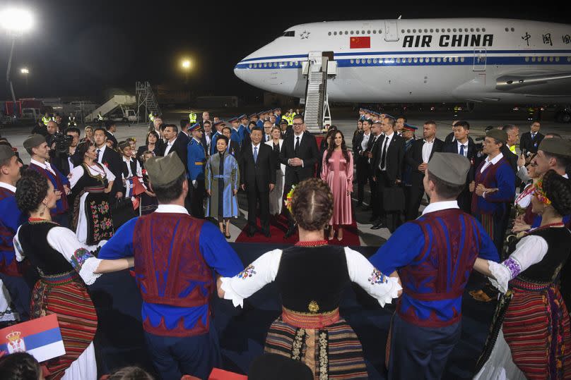 Der chinesische Präsident Xi Jinping und seine Frau Peng Liyuan während einer Begrüßungszeremonie bei seiner Ankunft am Belgrader Flughafen.
