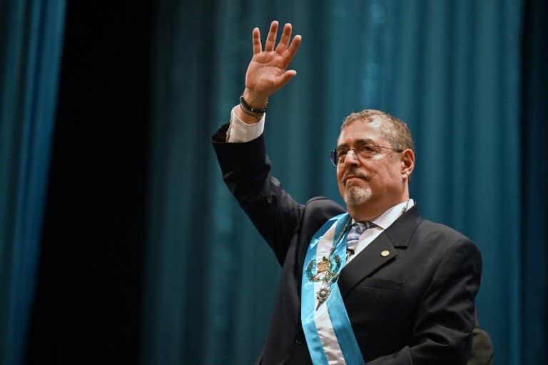 El presidente de Guatemala, Bernardo Arévalo, saluda después de tomar juramento durante su ceremonia de toma de posesión en el Centro Cultural Miguel Ángel Asturias en la Ciudad de Guatemala, el 15 de enero de 2024 (Johan ORDONEZ)