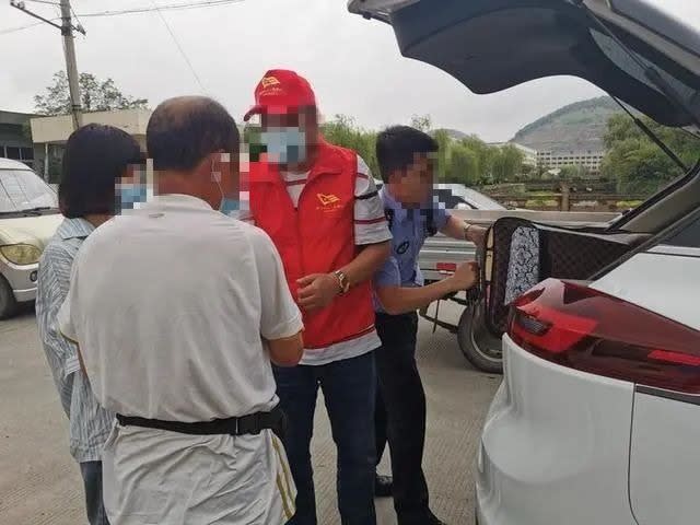 老父接獲通報後，趕緊搭機過來接回女兒。（圖／翻攝自《錢江晚報》）