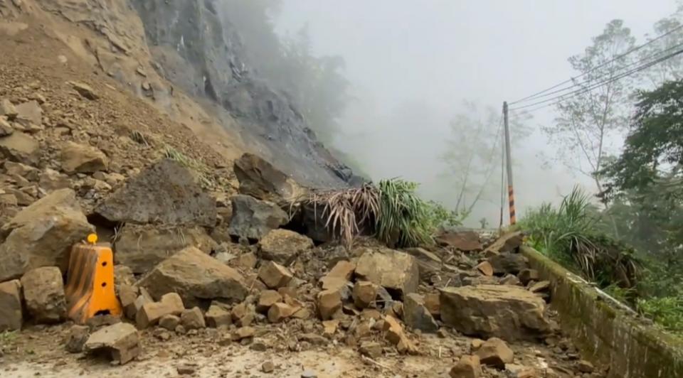 驚險直擊！嘉義梅山山崩　大片土石崩落險砸人