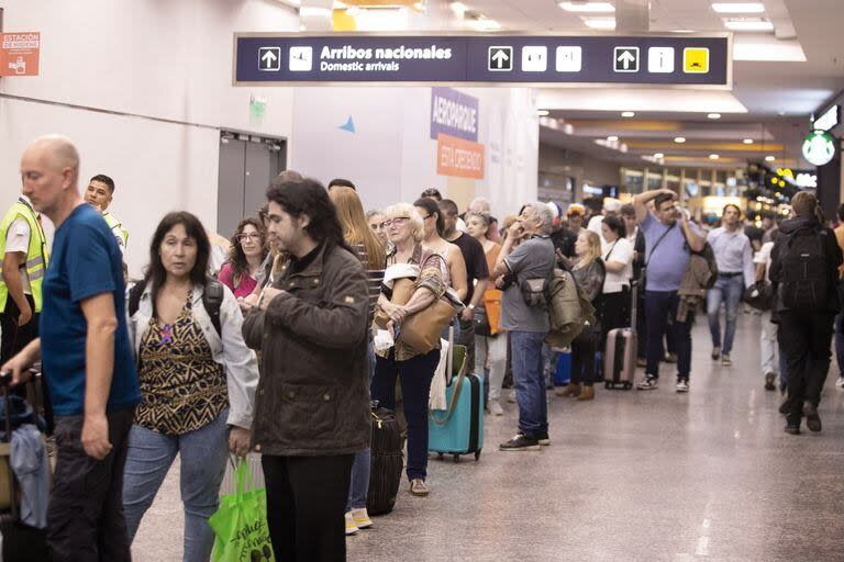 Largas filas, la postal de hoy en Aeroparque