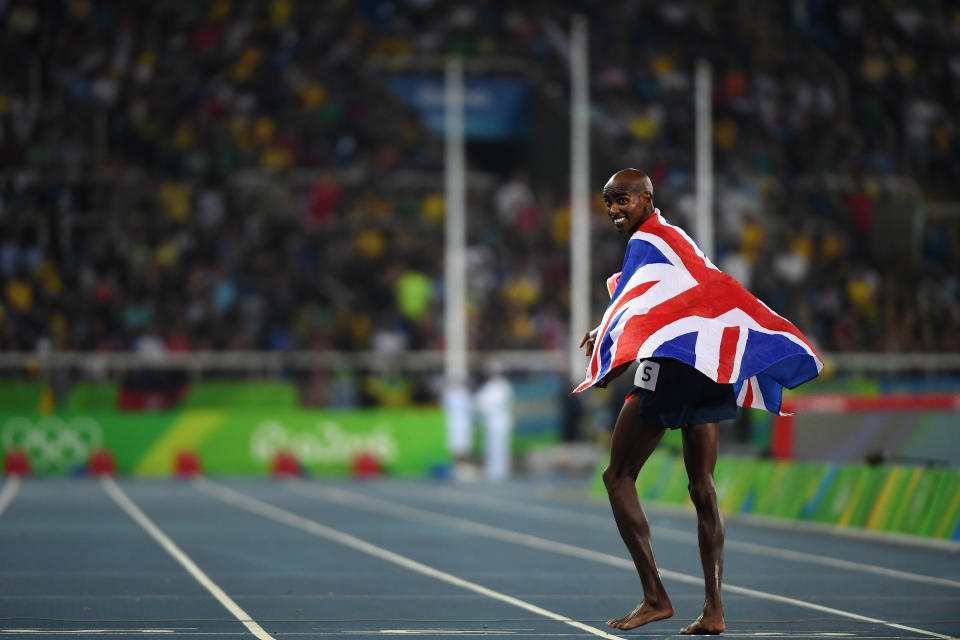 Mo Farah, del Reino Unido, celebra después de ganar la medalla de oro en la carrera de 5000 metros en el estadio olímpico durante los Juegos Olímpicos de verano de 2016 en Río de Janeiro, el 20 de agosto de 2016. (James Hill/The New York Times).