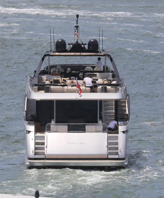 Photo : David Beckham et sa femme Victoria profitent d'une journée de  détente sur un bateau à Miami. Le 22 octobre 2022 - Purepeople