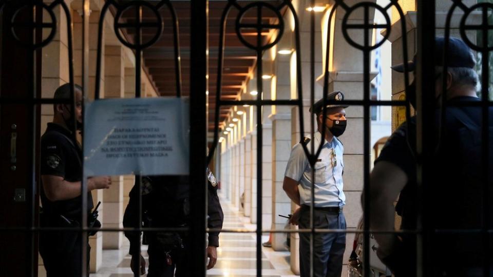 Policías en el monasterio Petraki