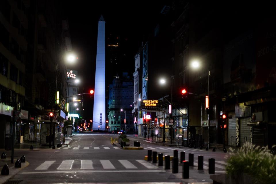 La calle Corrientes sin su esplendor, con sus teatros cerrados