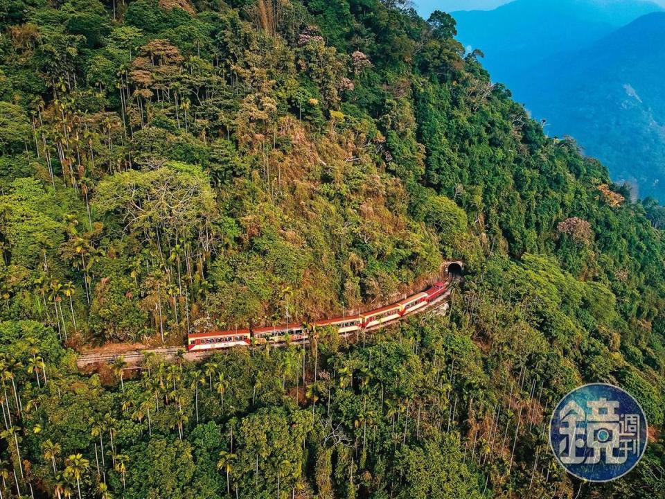 來到獨立山車站可沿著獨立山步道體驗與森林火車及鐵道三次相遇的獨特體驗。