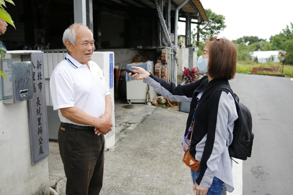 水利局於2023年4月20日拜訪長坑里洪啟誠前里長對於紅水仙溪正名後的看法。   圖：新北市水利局提供