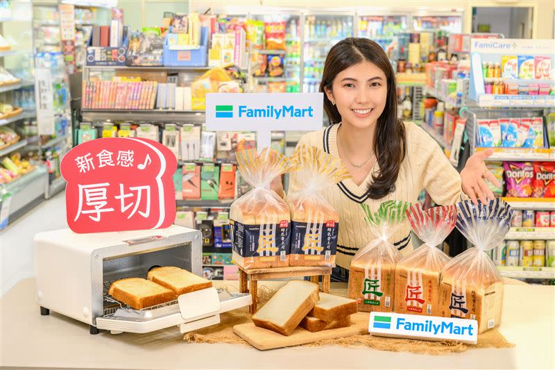 「厚切醇乳香土司」每片土司厚度達2.8公分，柔軟Q彈的口感直接吃或抹醬烘烤都別具滋味。（圖／超商業者提供）