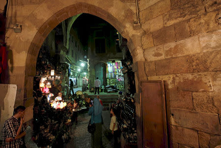 Vendors wait for customers in a popular tourist area named "Khan el-Khalili" at al-Hussein and Al-Azhar districts in old Islamic Cairo, Egypt August 18, 2016. Picture taken August 18, 2016. REUTERS/Amr Abdallah Dalsh