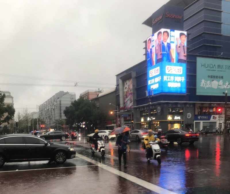 北京暴雨  部分路段積水 北京近日降下暴雨，全市多個路段積水。圖為東城區 一處十字路口。 中央社記者周慧盈北京攝  112年7月31日 