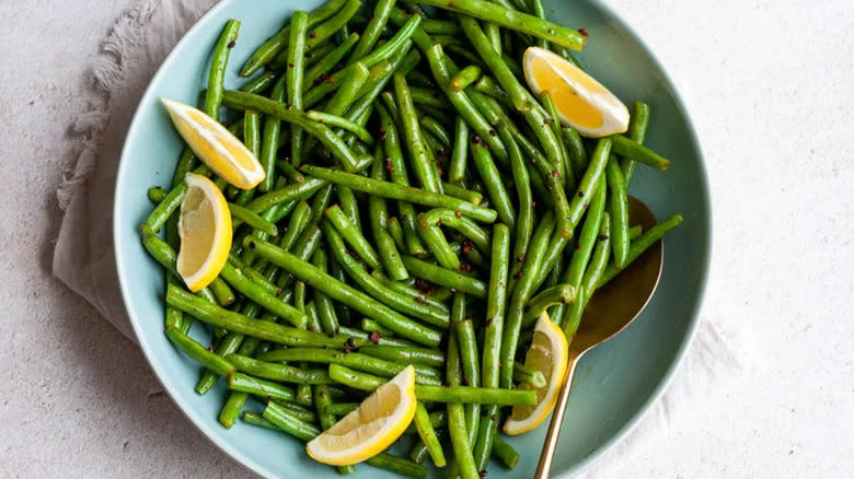 green beans with lemon wedges