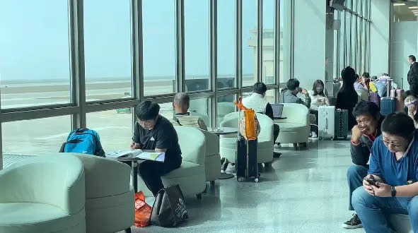 <strong>金門機場有旅客等待飛機復飛。（圖／中天新聞）</strong>