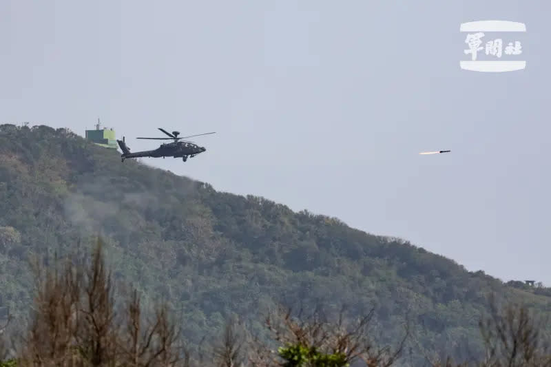 ▲陸軍「神鷹操演」，AH-64E阿帕契攻擊直升機發射地獄火飛彈。（圖／軍聞社提供）