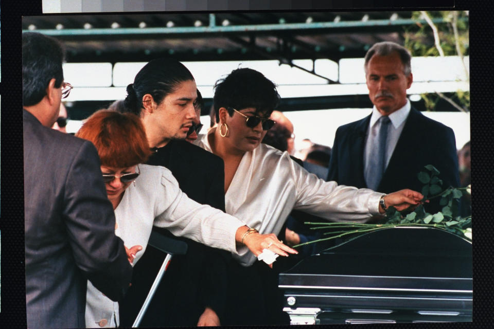 La familia de Selena: su madre Marcela Quintanilla (2L), su esposo Chris Perez (3L) y su hermana Suzette (2R) (Getty Images)