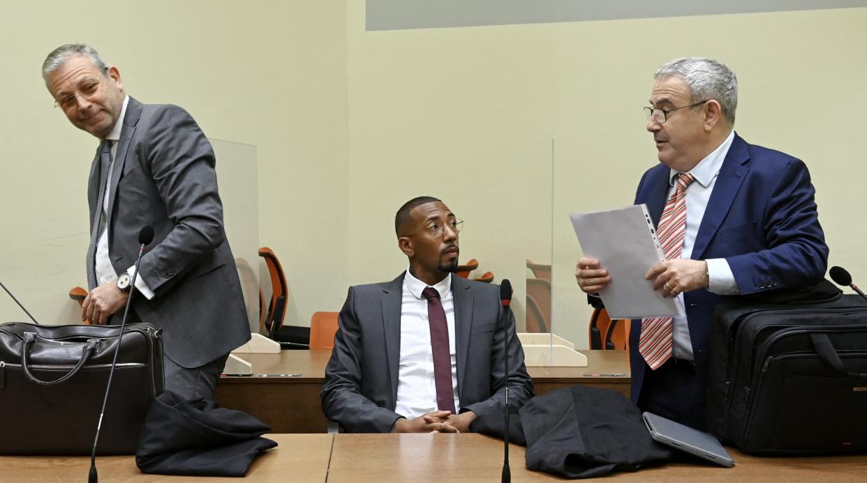 Le footballeur international allemand Jérôme Boateng avec ses avocats Norman Gelbart et Peter Zurel, à Munich le 20 octobre 2022 - Christof STACHE / AFP