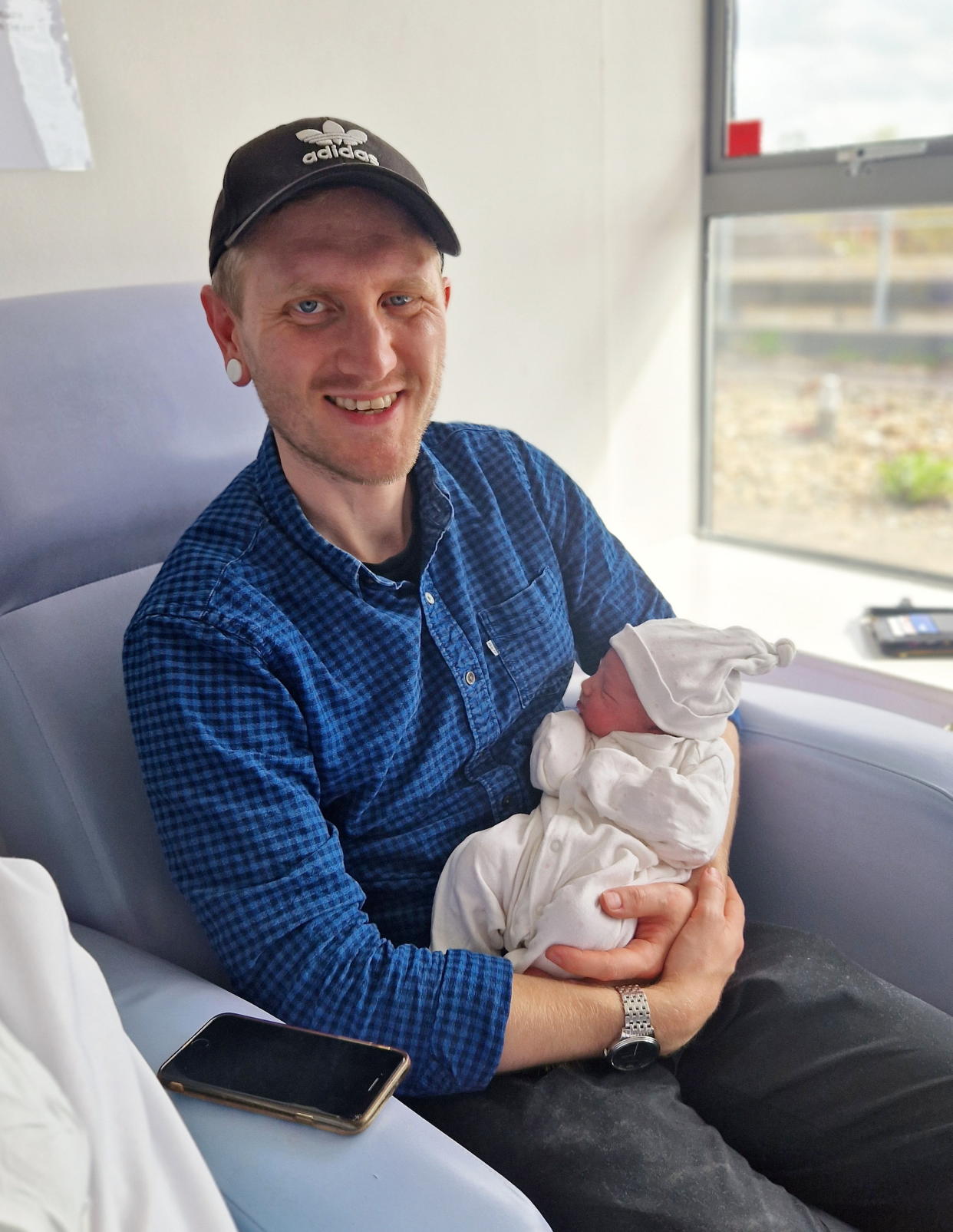 IChristian Guthrie had to tie the umbilical cord with his shoelace, pictured with newborn Aura. (Isobel Farrell/SWNS)