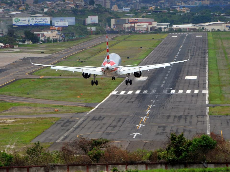 A plane landing at Toncontin International Airport.