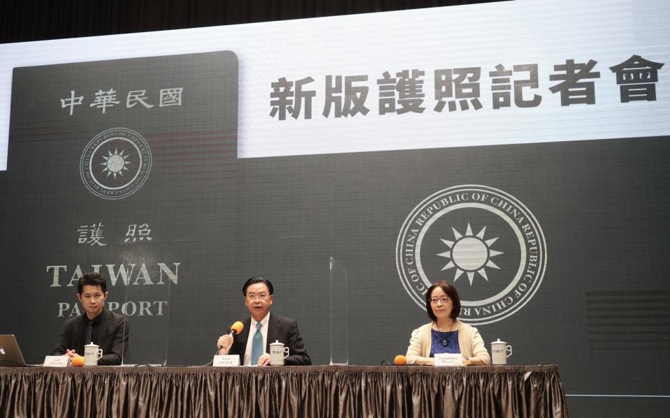 立法院日前通過提高護照上「台灣」、「TAIWAN」辨識度，並請行政部門研提具體作法。行政院今天上午舉行記者會說明新版護照封面，由行政院發言人丁怡銘（左）主持，外交部長吳釗燮（中）、外交部領事事務局長葉非比（右）出席。(中央社)