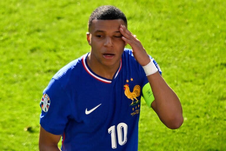 France's forward #10 Kylian Mbappe reacts during a drink break during to the UEFA Euro 2024 Group D football match between France and Poland at the BVB Stadion in Dortmund on June 25, 2024. (Photo by INA FASSBENDER / AFP)