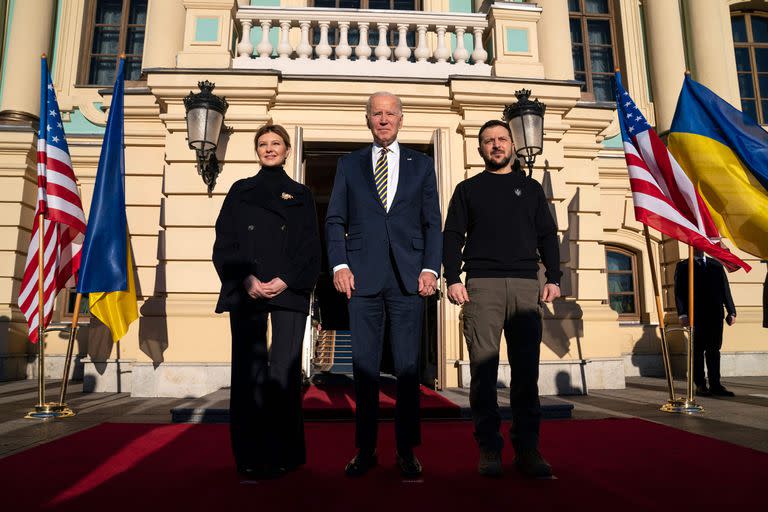 El presidente Joe Biden posa para una fotografía con el presidente ucraniano Volodimir Zelensky y su esposa Olena Zelenska, en el Palacio Mariinsky durante una visita a Kiev el 20 de febrero de 2023. 