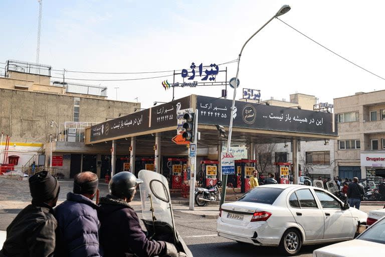 Un grupo de personas espera en una gasolinera de Teherán el 18 de diciembre de 2023 mientras se interrumpe la distribución de combustible en el 60% de las gasolineras de Irán.