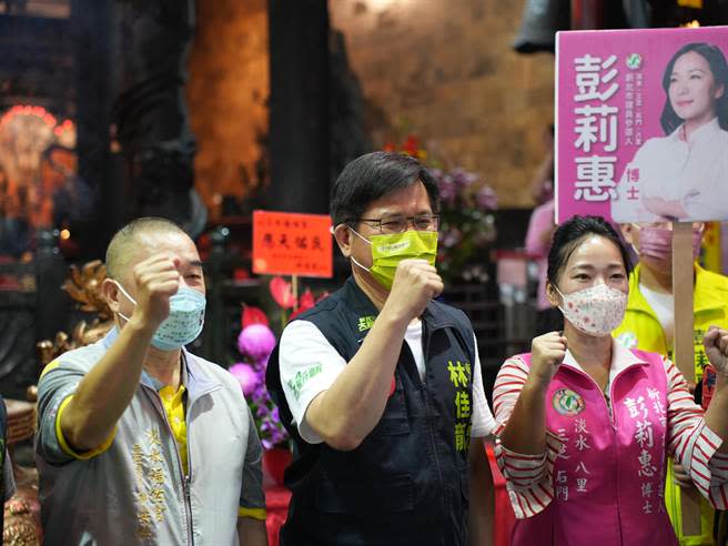 民進黨新北市長候選人林佳龍25日早上來到淡水掃街，接著再到淡水福佑宮進行參拜。(黃敬文攝)