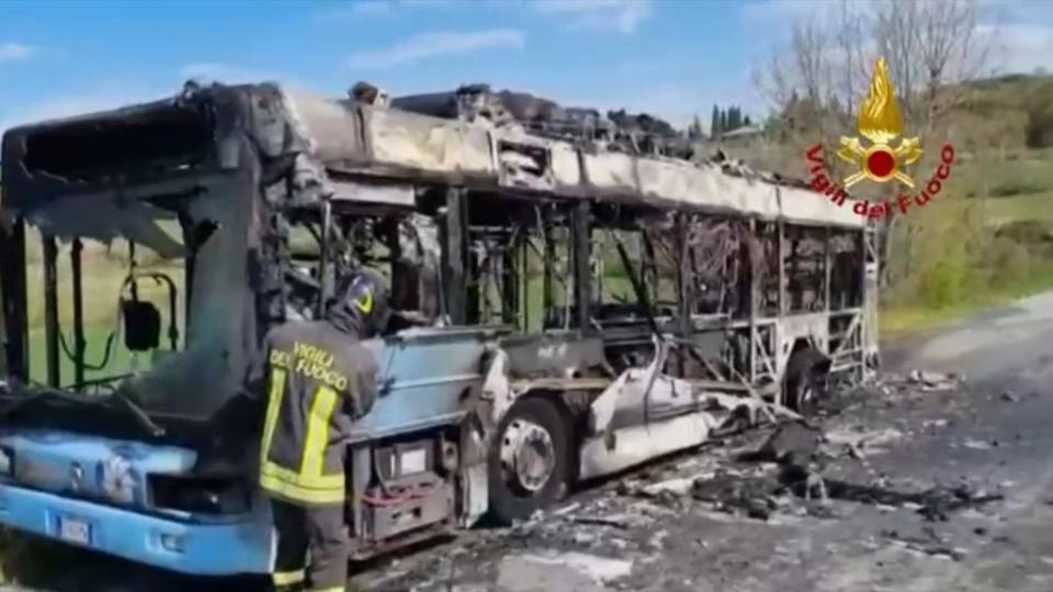 有義大利媒體進行報導，該起天然氣巴士起火是發生在義大利佩魯賈(Perugia)，所幸車上當時僅有司機與一名工程師並已順利逃離，沒有任何人員傷亡。(圖片來源/ 翻攝自YT頻道Umbria On)