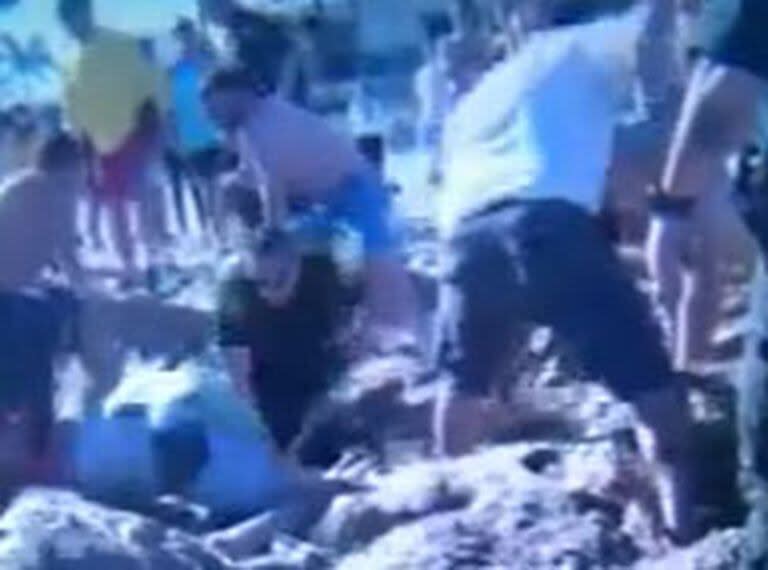 Desesperación para rescatar a dos niños enterrados en una playa Fort Lauderdale