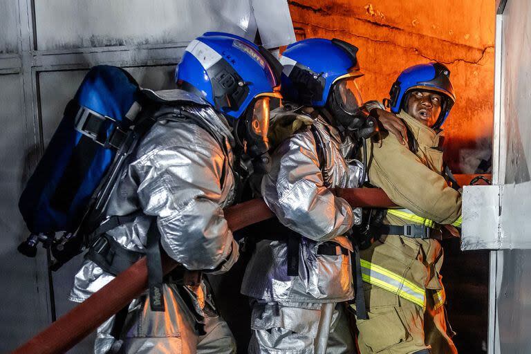 Los bomberos luchan contra un incendio tras una enorme explosión en la zona de Embakasi en Nairobi, Kenia, el 2 de febrero de 2024.