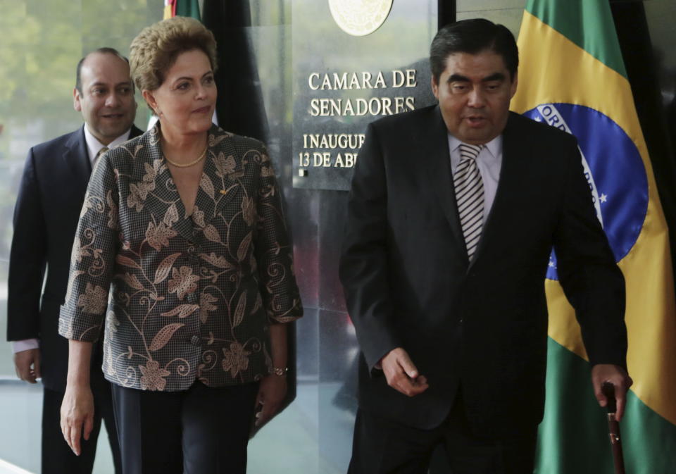 La expresidenta brasileña, Dilma Rousseff cuando visitó el Senado de México, presidido por el entonces senador Miguel Barbosa, e 27 de mayo de 2015. REUTERS/Henry Romero.